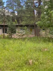 Нежилые здания общей площадью 1927.4 м², расположенные по адресу: Пензенская область, Кузнецкий район, село Тихменево, о/л «Спутник». В состав входят: дом-клуб, дом № 5, дом трехкомнатный полносборный, дом № 7, дом-склад, дом № 8, дом № 9, прачечная-душевая, дом сторожа, столовая, дом – медпункт…