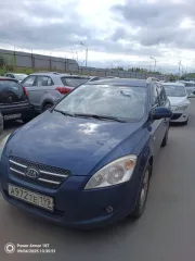 Kia Ceed 2009 года, 122 л.с., синий, 269435 км, имеются повреждения. Автомобиль марка Kia, модель Cee'd, VIN XWEFF522290005047, двигатель № C4FC9Z090006, год выпуска 2009. На лобовом стекле трещина, одна задняя дверь не открывается, на кузове есть вмятины, сзади стучит подвеска. Автомобиль в залоге…