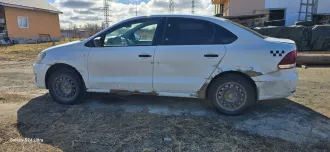 Volkswagen Polo 2019 года, белый цвет, VIN: XW8ZZZ61ZKG051234. Пробег 351161 км. Использовался в такси. Не на ходу, неисправен двигатель, демонтирован, находится в разобранном состоянии в багажнике автомобиля. Значительные повреждения, разрывы железа и вмятины по левой стороне автомобиля…
