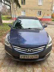 Hyundai Solaris 2015 года, 123 лс, 127957 км, АКПП. Транспортное средство HYUNDAI SOLARIS; 2015 года выпуска, VIN: Z94CT41DBFR481518. На кузове присутствуют потертости на передних и задних бамперах, а также на боковых дверях и крыльях. На заднем бампере есть трещины и глубокие царапины, на дверях —…