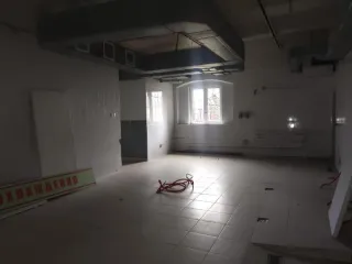 Помещения 1-го этажа и подвала по ул.Деловая, д.11, пом.1000, кадастровый номер 16:50:090439:96, площадь - 503,6 кв.м. Вид ограничений и обременений: нет. Общая площадь: 503.6. Кадастровый номер: 16:50:090439:96. Общие сведения об ограничениях и обременениях: нет. Назначение нежилого помещения…