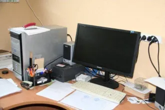 Компьютер № 28 с монитором и клавиатурой.