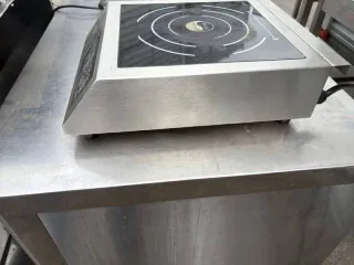 Индукционная плита Indokor IN3500S. Является бывшим в употреблении имуществом, могут иметься скрытые недостатки.