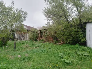 1/4 доли дома 74,3 кв.м и 1/4 доли участка 1883 кв.м, Челябинская область, п Наваринка. 1/4 доля в праве на жилое здание, площадь: 74,3 кв.м., кадастровый номер: 74:01:0804001:442 и 1/4 доля в праве на земельный участок, площадь: 1 883 кв.м., категория земель: Земли населенных пунктов, разрешенное…