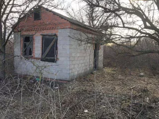 земельный участок, вид разрешенного использования  для  ведения садоводства, площадь 556 кв.м., по адресу: Ростовская обл., г. Азов, СТ «Мичуринец 3», уч. 4555, кадастровый номер 61:45:0000350:7969, имущество  находится  в залоге у банка ПАО Сбербанк  на основании кредитного договора  №476057 от…