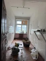 Нежилое здание, 1970 года постройки, общей площадью 397,1 кв.м, с кадастровым номером 42:19:0302015:297, расположенное по адресу: Кемеровская область - Кузбасс, Яшкинский муниципальный округ, пгт. Яшкино, ул. Куйбышева 2б Год ввода в эксплуатацию: 1970 Количество подземных этажей: нет Вид…