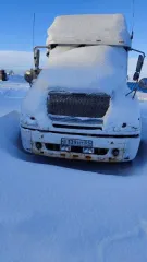 Freightliner Columbia 2003 года выпуска. Грузовой тягач седельный Freightliner Columbia 6x4, цвет белый, коррозия, ржавчина на переднем бампере, не на ходу (со слов владельца). Работоспособность не проверялась. Расположен по адресу: г. Мурманск, ул. Кильдинское шоссе, д. 2. VIN: 1FUJA6CG54LM10688.