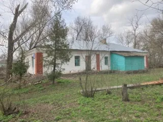 Здание школы 134,4 кв.м с участком 6137 кв.м, Воронежская область, Каширский район Отдельно стоящее здание с земельным участком 1) отдельно стоящее здание, назначение: нежилое, 1-этажное, кадастровый номер 36:13:1500003:133, площадь 134,4 кв. м., адрес: Воронежская область, Каширский район, с…