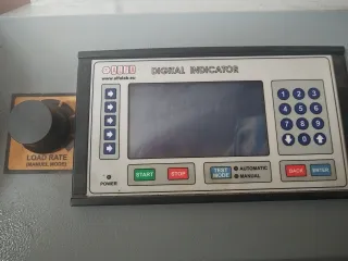 Автоматический гидравлический пресс для испытания на сжатие образцов бетона.