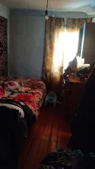 Жилое здание площадью 37.8 кв.м с кадастровым номером 42:34:0104010:18 расположено по адресу: Кемеровская область, Таштагольский район, город Таштагол, улица Геологическая, дом 25. Размер доли в праве 1/6. Земельный участок площадью 1028 +/- 11.22 кв.м с кадастровым номером 42:34:0104010:14…