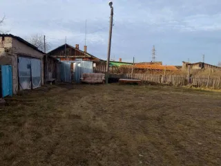 1/4 доля квартиры и 1/4 доля земельного участка в Красноярском крае. Еще 1/4 доля квартиры и 1/4 доля земельного участка в Красноярском крае. Еще 1/4 доли земельного участка площадью 1400 кв.м., назначение: Земли населённых пунктов. Адрес: Россия, Красноярский край, Ужурский район, п. Приреченск…