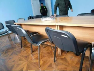 Стул 20 шт.; Кресло руководителя 1 шт.; Сейф в кабинете директора 1 шт.; Водонагреватель 1 шт.; Диван 1 шт.; Холодильник 1 шт.; Доска магнитная 1 шт.; Кофемашина Magnifica 1 шт.; Кресло офисное 1 шт.; Шкаф для документов 1 шт.; Кресло офисное 1 шт.; Стол с мойкой 1 шт.; Шкаф двухдверный 1 шт.; Стол…