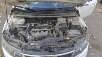 Kia Cerato 2012 года, 126 лс, 260000 км, 1 комплект ключей, коррозия по кузову, ДВС перегревался, ДВС расходует масло, на ДВС отсутствует нижняя подушка из-за ДТП, геометрия кузова нарушена, отсутствует замок капота, капот бампер и передние крылья не оригинальные, отсутствуют подушки безопасности…