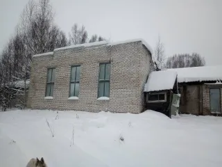 Нежилое здание под разбор 362,3 кв.м Нижегородская область Неиспользуемое нежилое отдельно стоящее здание (под разбор), общей площадью           362,3 кв.м., с кадастровым номером: 52:06:0040026:154, расположенное адресу: Нижегородская область, Варнавинский район, д. Зверниха, д. 19а 
Кадастровый…