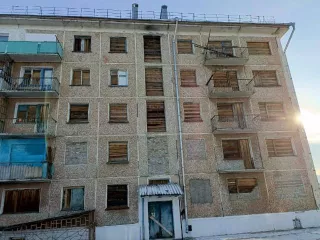 1/2 доля в праве собственности на квартиру (жилое помещение в аварийном доме), кадастровый номер 03:06:000000:5748, расположена по адресу: Республика Бурятия, Заиграевский район, село Новая Брянь, улица Русина, дом 9, квартира 70, площадь 48.7 кв. м.