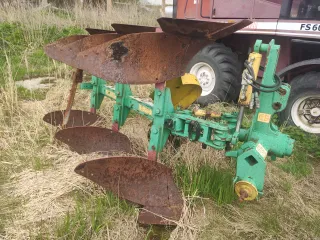 Плуг навесной оборотный ПНО-3-35 2014 года выпуска. Ознакомление с имуществом по договоренности в месте его нахождения: Владимирская область, Кольчугинский район, деревня Павловка.