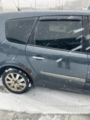 Renault Grand Scenic 2006 года, серый, VIN: VF1JMJEN636905226, госномер: А343ТА51. Особенности тех. состояния: отсутствует фрагмент заднего бампера (требуется его замена), нарушения лакокрасочного покрытия на крышке багажного отделения.