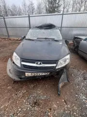LADA Granta 2014 года, госномер С130XT43, VIN XTA219010E0276231, цвет сине-черный. Корпус ТС деформирован. Крыша измята, лобовое стекло сломано (вид мелкой сетки). Передний и задний бампер сломан, без ключей и документов, рабочее состояние не проверялось.