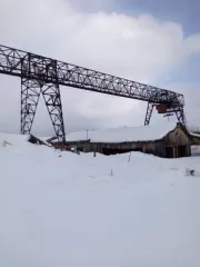 Производственный комплекс, включая недвижимое и движимое имущество: линия сортировки бревен на 7 карманов 2000 года выпуска; окорочный станок с подающим транспортером Cambio 66 1994 года выпуска. Рельсы одиночного пути протяженностью 335 м, кадастровый номер 11:09:0401001:258. Заточный станок для…