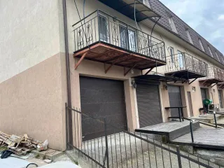 Эллинг 180 кв.м в Калининградской области на территории ВМК "Сокол", номер 288. Кадастровый номер: 39:18:010029:260. Здание нежилое, состоит из двух равных долей по 1/2.