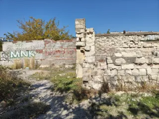 Комплекс из 11 и одноэтажных нежилых зданий в неудовлетворительном состоянии и 1 го сооружения общей площадью 2 521,10 кв.м.  кад.№ 90:19:010113:26693, 379,8 кв.м., склад  кад.№ 90:19:010113:367, 207 кв.м., мастерские гараж  кад.№ 90:19:010113:368, 135,2 кв.м., механические мастерские  кад.№…