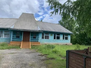 Здание школы №34, 239,5 кв.м, земельный участок 3431 кв.м, Архангельская область. Здание «Прилуцкой начальной общеобразовательной школы №34», с кадастровым номером 29:01:120406:495, площадью 239,5 кв.м., расположенное по адресу: РФ, Архангельская обл., м.о. Вельский, д. Прилуцкая, ул. Солнечная, д…
