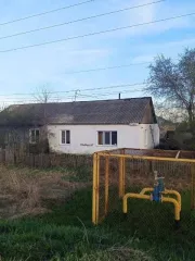1/2 доли двух квартир и двух земельных участков, Омская область; 1/2 доля квартиры и 1/2 доля земельного участка в Омской обл.; еще 1/2 доля квартиры и 1/2 доля земельного участка в Омской обл.; жилое помещение с кадастровым номером 55:23:310103:280, адрес: Омская область, Русско-Полянский район…