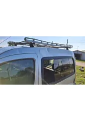 Renault Kangoo 2008 года, 75 л.с., пробег 111111 км. Легковой универсал, VIN: VF1KCEBCF40098542, госномер М418ЕТ13. Не работает таксометр, не показывает дисплей с топливом и температурой, двигатель работает с перебоями. Вмятины на задней правой двери и заднем правом крыле. Царапина на левой фаре…