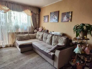 1/3 доли квартиры, 42,2 кв.м, г. Находка, ул. Постышева, д.19, кв.53, Приморский край, еще 1/3 доля квартиры в Приморском крае, 1/3 доля в праве площадью 42,2 кв.м., по адресу: Приморский край, г. Находка, ул. Постышева, д.19, кв.53.