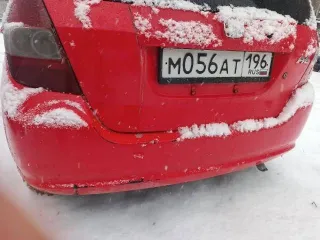 Honda Fit 2001 года, 86 лс, 320000 км, АКПП, идентификационный номер GD11015179, цвет красный, мощность двигателя 86 лс. Не работают задние стеклоподъемники, в 2024 году установлен контрактный двигатель и коробка вариатор, правый порог и крылья гнилые.