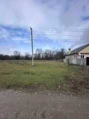 Земельный участок площадью 1383 кв.м, расположенный по адресу: Ставропольский край, Кировский район, село Горнозаводское, улица Гагарина, дом 4. Категория земель: земли населенных пунктов, разрешенное использование: для ведения личного подсобного хозяйства. Кадастровый номер: 26:35:100602:10…