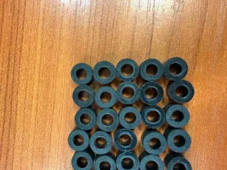 Годные остатки изделий: крышка-заглушка для фары автомобиля из резины черного цвета 80 штук, патрон для лампочки 41 штука, заглушки из резины черного цвета 122 штуки, элемент крепления из пластмассы белого цвета 40 штук, патрон для лампочки из пластмассы серого цвета 40 штук, элемент крепления из…