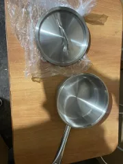 Кухонные принадлежности (годные остатки). Кухонные принадлежности из металла: подносы – 390 шт, кастрюли – 673 шт, кухонные поварешки – 120 шт, черпак кухонный – 19 шт. Итого: 1202 шт. Имущество продается в том виде, в каком оно есть, и в случае продажи возврату/обмену не подлежит. За скрытые…