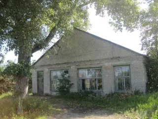 Нежилое здание 124,5 кв.м, Ярославская область, Ростовский муниципальный округ, с\о Угодичский, д. Новоселка, д.11. Кадастровый номер здания: 76:13:021305:333. Земельный участок площадью 1571 кв.м, кадастровый номер: 76:113:021305:334. Общая площадь здания 124,5 кв.м, один этаж.