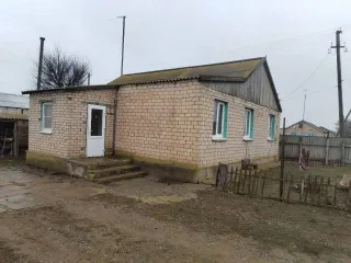 Дом 95,2 кв.м. и земельный участок 949 кв.м. в Калмыкии еще Земельный участок, площадь 949 кв.м., адрес  местонахождение : Россия, Республика Калмыкия, Яшкульский район, п. Элвг, ул. Советская, дом 10, кадастровый  условный  номер: 08:13:150101:111. Находится в совместной собственности и Здание…