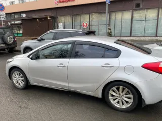 Kia Cerato 2015 года выпуска, VIN: XWEFX411BF0008409, автомобиль в хорошем техническом состоянии, двигатель работает без нареканий. Коробка АКПП требует внимания, пинки при переключении передач. Лакокрасочное покрытие требует внимания, сколы, царапины. Ходовая часть также требует внимания.