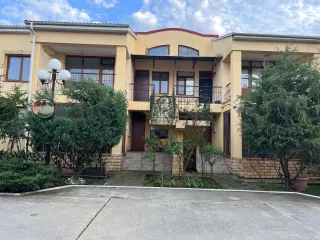 Апартаменты 93.8 кв.м Сочи. Адрес: г. Сочи, Адлерский район, ул. Ленина, 217а. Кадастровый номер: 23:49:0402008:1211. Апартаменты с продуманной планировкой в Жилом Комплексе «Орхидея Парк». 100 метров до моря. Выполнен качественный ремонт, установлена вся необходимая мебель и техника. Комплекс…