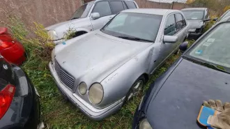 Автомобиль марки MERCEDES-BENZ E320 (годные остатки) Автомобиль марки MERCEDES-BENZ E320, 1997 г.в., VIN WDB2100551A393744, рег.  №171AYI, одно зеркало отсутствует, колеса спущены, на крыльях вмятины, ключи  отсутствуют. №ф-10/24/46 и-47 (годные остатки)   Имущество продается в том виде, в каком…