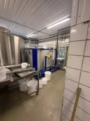 Оборудование для сыроварни в составе 55 позиций, де-факто входящее в состав и являющееся частью единого производства, расположенного по адресу: Вологодская область, Череповецкий район, Нелазское сельское поселение, деревня Шулма, улица Школьная, дом 10. Точное наименование, состав и количество…