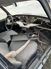 Lada 210740 2011 года выпуска, светло-серебристый металлик, VIN XTA210740B3049922, госномер E029MT95. Состояние технически неисправное, требуется ремонт. Отсутствует панель салона и двигатель. По всему кузову вмятины и ржавчина.