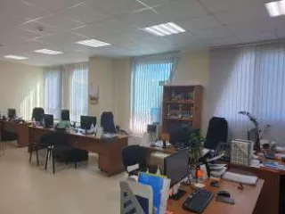 Нежилое здание, производственное под офисно-торговый дом, площадь 2070,7 кв.м, кад.№16:50:060201:133, г. Казань, ул. Родины, зд. 43, и 
Земельный участок площадью 5623 кв.м , кад. N 16:50:060201:633, г. Казань, ул. Родины, зд. 43