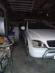 Мерседес-Бенц ML 320, 1999 г.в., госномер Р825ВО 89, VIN 4JGAB54EXXA066962. Автомобиль разукомплектован, отсутствуют передние фары.