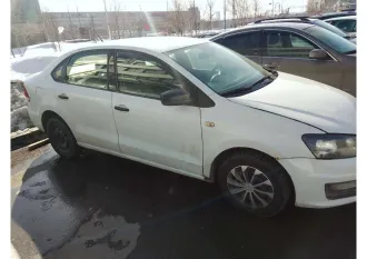 Volkswagen Polo 2016, легковой седан. VIN: XW8ZZZ61ZGG031507, номер кузова: XW8ZZZ61ZGG031507. Местонахождение: г. Москва, Рязанский проспект, 3Б. Описание ТС: левая дверь в ржавчине и сколах (заменённая), на капоте вздулась краска и пошли трещины, бампер так же сошла краска, левый порог дырявый…