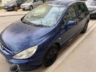 Peugeot 307 2004 года, синий. VIN: VF33CNFUE83363754. Бензиновый двигатель мощностью 110 л.с. (80,88 кВт). Разрешенная максимальная масса 1729 кг, снаряженная масса 1304 кг.
