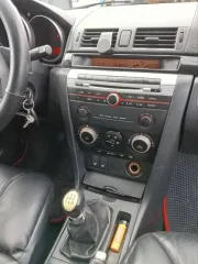 Mazda 3 2005 года, 105 л.с., пробег 570 047 км. Автомобиль после ДТП, оценивается как удовлетворительное, в исправном состоянии на ходу. Пороги и днище кузова не имеют глубокой коррозии. Двигатель работает без нареканий. Лобовое стекло менялось. Коробка передач механическая. Требуется замена…