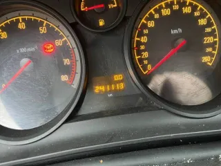 Opel Astra 2011 года, 241113 км, 90 л.с. Автомобиль на ходу, заводится. Есть следы коррозии на колесных арках. Зимняя шипованная резина (3 сезона). Коробка в порядке, переключение мостов тоже. Переднеприводная, механика. Требуется капитальный ремонт двигателя, двигатель не родной, замена не…