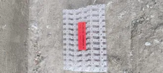 Тряпки для швабры, диффузор бампера пластиковый (накладка) в комплекте с крепежными элементами, щетки для уборки дома и черенки к ним, столик с металлическими раскладываемыми ножками, изделия для игры: шахматы настольные, набор для ванной комнаты, пистолет продувочный, ершики для унитаза…