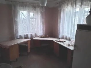 Земельный участок площадью 749 кв. м с кадастровым номером 60:13:0131428:1, РНФИ П11770005676, с расположенными на нем объектами недвижимого имущества – административное здание площадью 103,4 кв. м с кадастровым номером 60:13:0131428:31, РНФИ П12770080919, гараж,сарай общей площадью 36,9 кв.м., с…