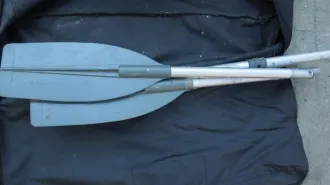 Лодочный мотор Mercury 5, лодка ПВХ "Кайман" с заводским номером 12834 и два весла. Лодочный мотор "Mercuri 5" заводской номер 1F05201HL, серийный номер OR528980. Имущество бывшее в употреблении, сопроводительные документы отсутствуют, работоспособность не проверялась.