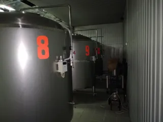 Пивоваренное технологическое оборудование BLONDERBEER.Tuere N 2000 I (пивоваренный завод) «BLONDERBEER.Туре N 2000 I», состоящее из: Бойлер. Сек-01. blonderbeer (1 шт.); фильтрационная емкость ССЕ-01. blonderbeer (1 шт.); Заторно сусловарочный котел СЕС-01. blonderbeer (2 шт.); ВИРПУЛ…